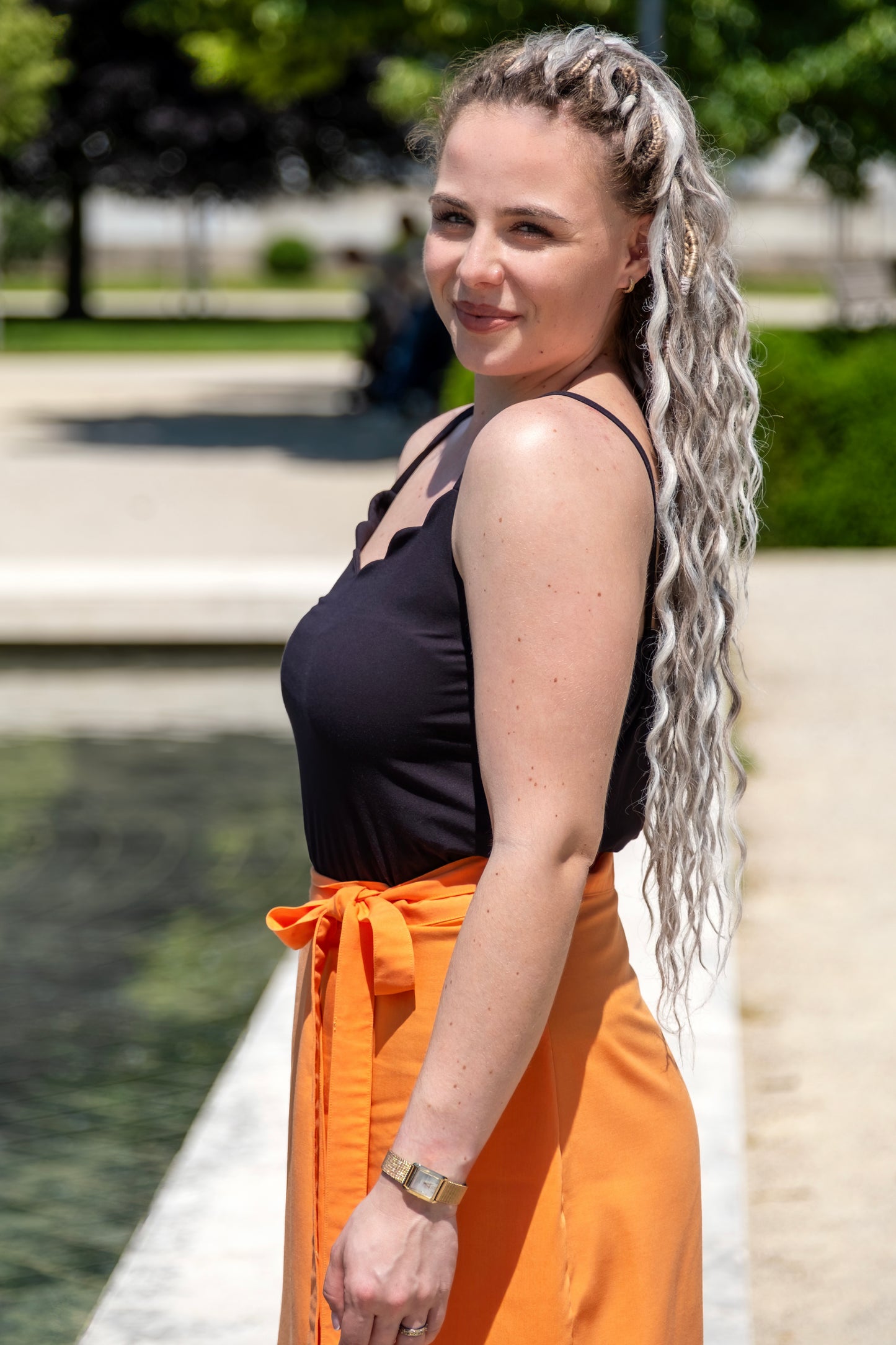 Oranžová zavinovacia sukňa